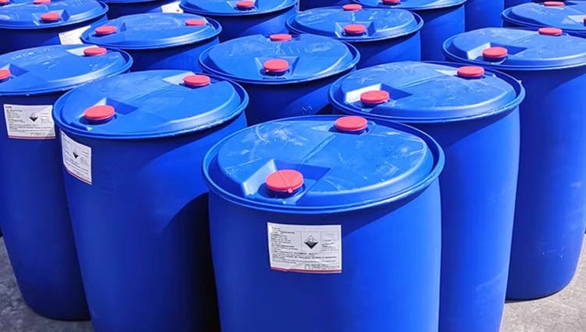 Industrial-grade acetic acid in 200L HDPE drums