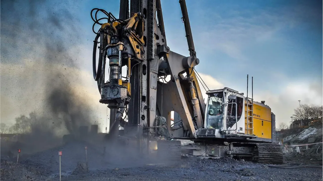 Fine white soda ash powder in a glass dish, essential for soda ash in drilling applications like pH control and water softening in oil well drilling fluids.