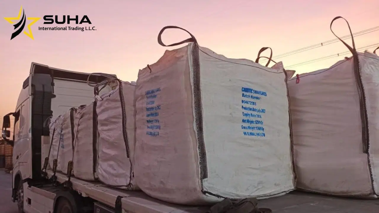 Caustic soda supplier South America – soda cáustica in 25 kg bags inside 1-ton jumbo bags, loading on a truck for export