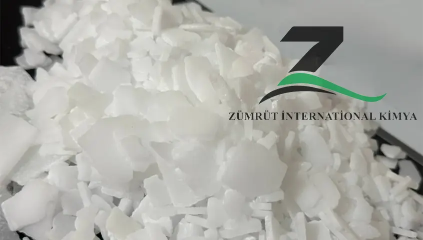 High-quality caustic soda flakes in white solid form, supplied by ZÜMRÜT International Kimya Co., the premier supplier of caustic soda in Croatia for industrial applications.